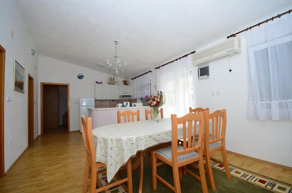 Apartment Vinceljak 0*, Vir